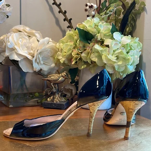 Emilio Pucci Open Toe Heels in Black Patent Leather - Picture 4 of 15